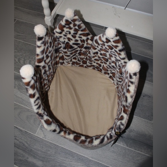 Precious Tails Leopard Crown Small Dog Bed - Picture 2 of 11